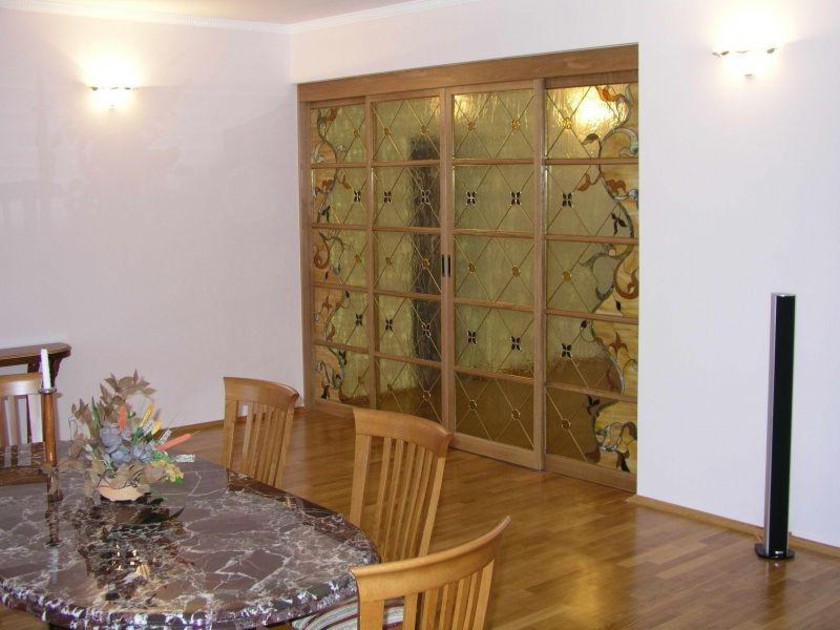 Перегородка для гостиной с цветным стеклом и декоративными вставками Братск