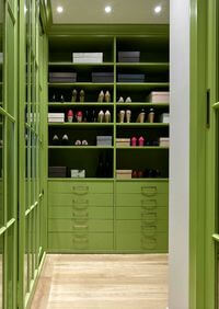 Г-образная гардеробная комната в зеленом цвете Братск