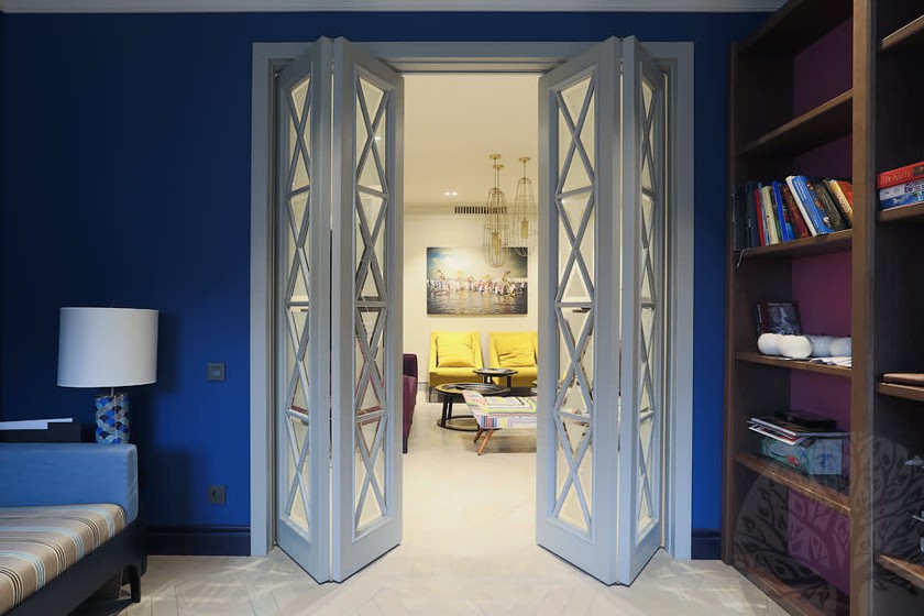 Двери гармошка  для гостиной со стеклами с разделителями Братск