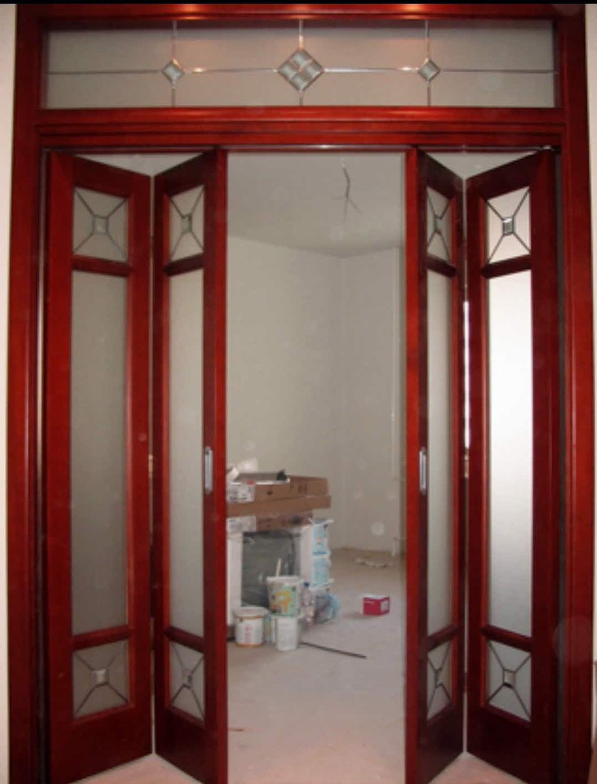 Дверь гармошка с декоративными стеклянными вставками Братск