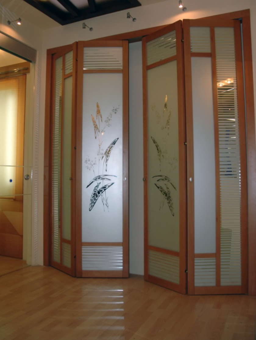Широкие двери гармошка с матовым стеклом и рисунком Братск